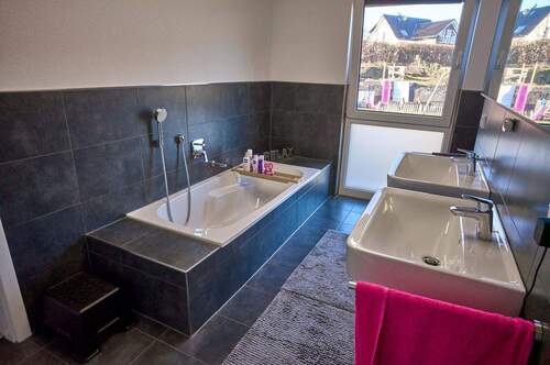 Bad mit Wanne, Dusche und WC - 