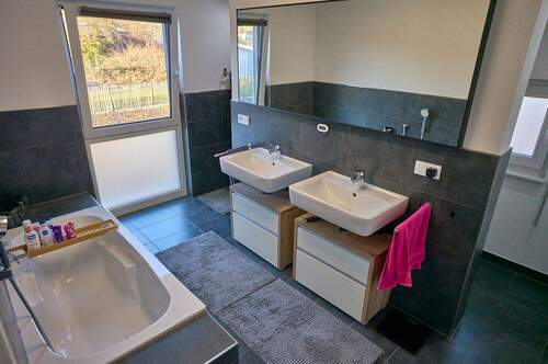 Bad mit Wanne, Dusche und WC - 