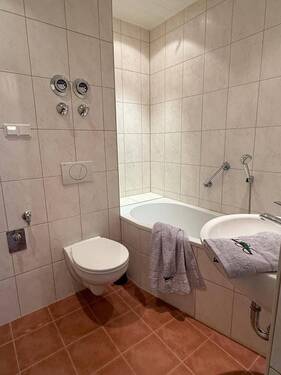 Badezimmer mit Wanne - 3 Zimmer Etagenwohnung in Wilkau-Haßlau