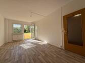 Wohnzimmer mit Balkon - 