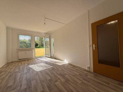 Wohnzimmer mit Balkon - 