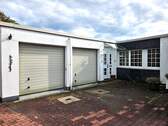Doppelgarage und Eingang - 5 Zimmer Bungalow zum Kaufen in Sprockhövel