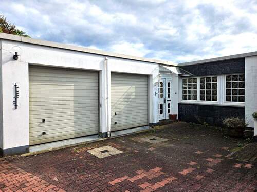 Doppelgarage und Eingang - 5 Zimmer Bungalow zum Kaufen in Sprockhövel
