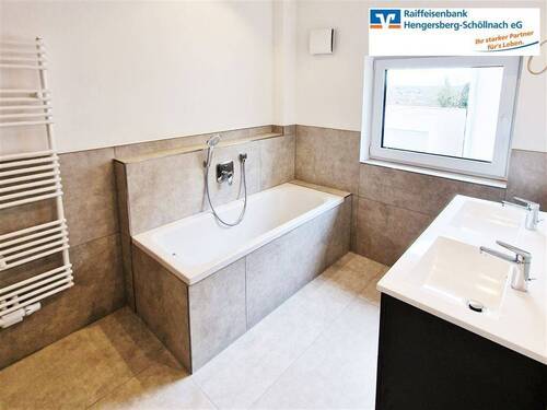 Bad OG-Doppelwaschtisch und Badewanne-linke DHH - 