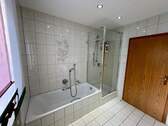 mit Badewanne und Dusche - 