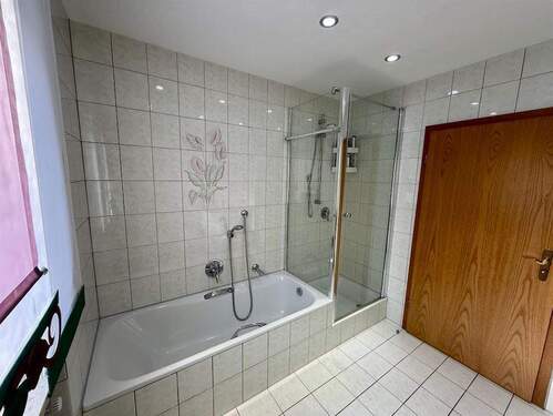 mit Badewanne und Dusche - 