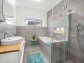 Bad mit Wanne und Dusche EG - 
