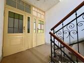 Treppenhaus - helle, großzügig geschnittene Zwei-Raum-Wohnung