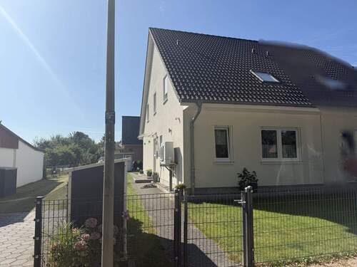 Straßenansicht - 3 Zimmer Doppelhaushälfte in Hamburg