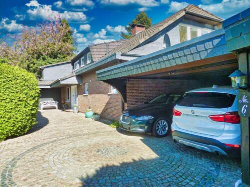 Schickes Zweifamilienhaus im Ammerland - Großzügiges, individuelles, freistehendes Zweifamilienhaus in zentraler, ruhiger Lage von Wiefelstede