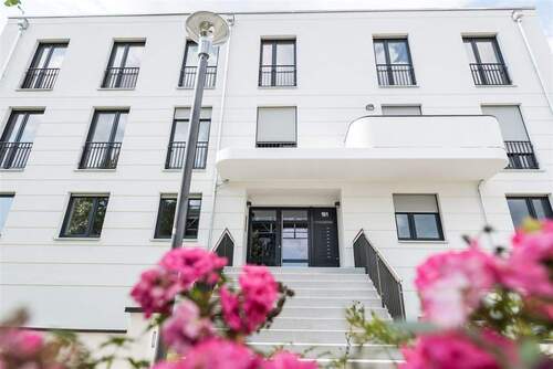 Hausansicht straßenseits im Sommer - 