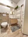 Bad mit ebener Dusche Bild 2 - 2 Zimmer Etagenwohnung zum Kaufen in Norden