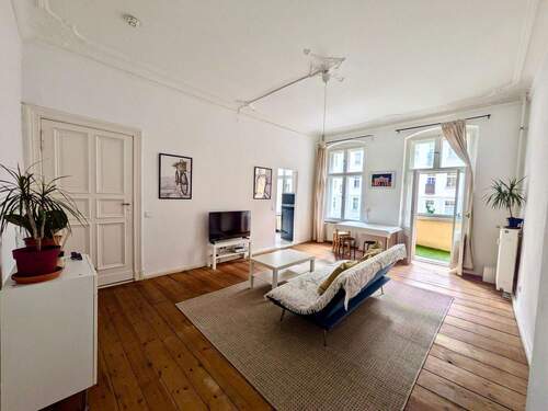 Wohnzimmer - Friedrichshain: Gepflegte 2-Zimmer-Altbauwohnung (52 m²) mit Balkon im 1.OG – attraktive Kiezlage, gute Infrastruktur & klassischer Altbaucharakter