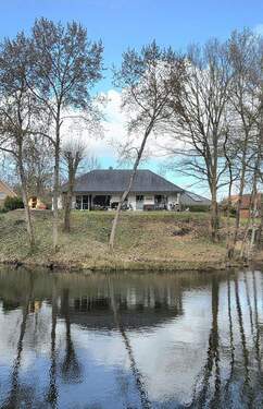 Ansicht vom Seeufer gegenüber - Einfamilienhaus mit 143,00 m&sup2; in Hemmoor zum Kaufen