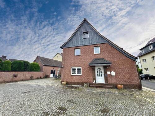 Außenansicht Haus 1 - 6 Zimmer Mehrfamilienhaus, Wohnhaus zum Kaufen in Leverkusen