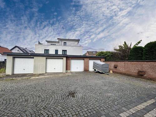Garagen - Mehrfamilienhaus, Wohnhaus mit 159,00 m&sup2; in Leverkusen zum Kaufen