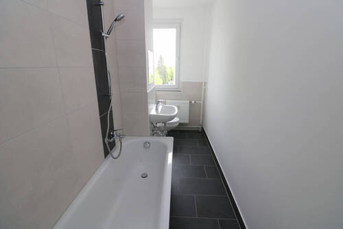 Bad mit Wanne - 3 Zimmer Etagenwohnung in Freiberg