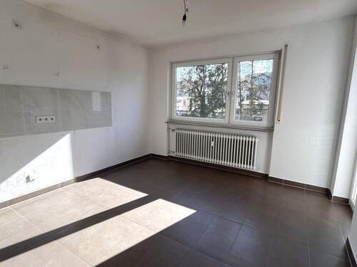 Küche und Essplatz - 3 Zimmer Etagenwohnung in Leonberg