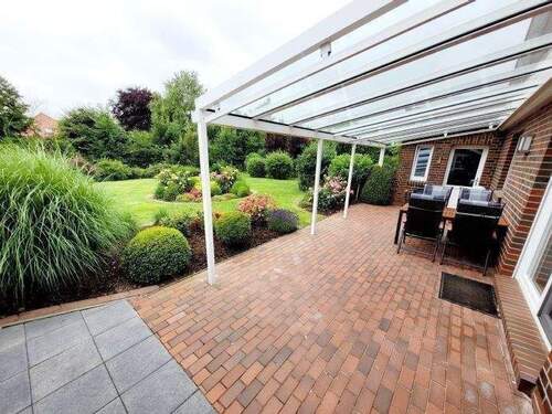 Terrasse mit Glaselementen überdacht - 