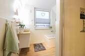 Badezimmer (Dusche & Wanne) DG - 