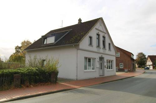 Straßenansicht - 9 Zimmer Mehrfamilienhaus, Wohnhaus zum Kaufen in Zetel