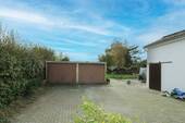 Auffahrt mit Garagen - 