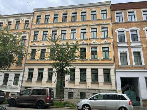 Hausansicht Straße - 2-Raum EG-Wohnung in Stötteritz