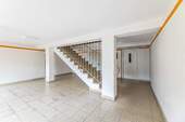 Hauseingang und Aufzug - 