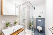 Bad mit Dusche und Badmöbel - Ohne Makler: Wohnung zentral in Bamberg- barrierefrei, kernsaniert und sofort bezugsfrei