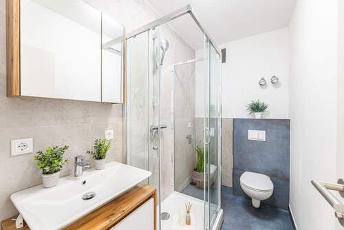 Bad mit Dusche und Badmöbel - Ohne Makler: Wohnung zentral in Bamberg- barrierefrei, kernsaniert und sofort bezugsfrei