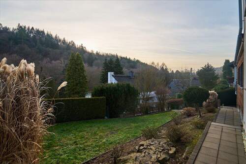 Garten - Viel Platz, viele Möglichkeiten: Saniertes Anwesen mit Fernsicht!