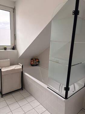 Badewanne mit Duschabtrennung - 