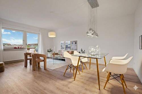 Wohnzimmer mit Balkon - 