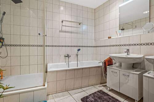 Dusch- Wannenbad der Wohnung E - 