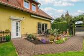 Terrasse und Eingang zur Wohnung F - 