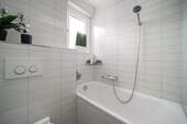 ..mit Duschbadewanne u. Fenster - 