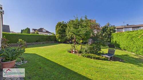 Außenanlagen - GRENZE LUXEMBURG: WOHNHAUS MIT GROßEN GARAGEN UND EINLIEGERWOHNUNG