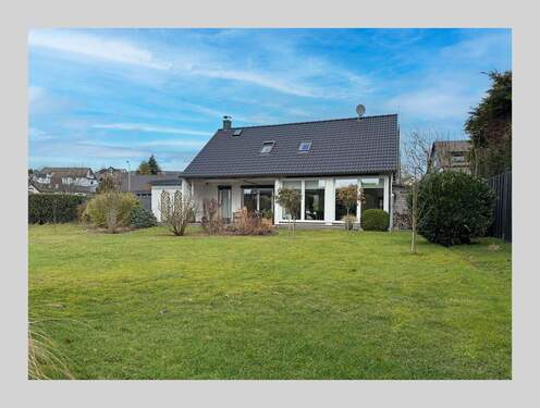 Hausansicht Garten - 6 Zimmer Einfamilienhaus zum Kaufen in Kierspe