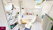 Tageslichtbad mit Eckbadewanne - 