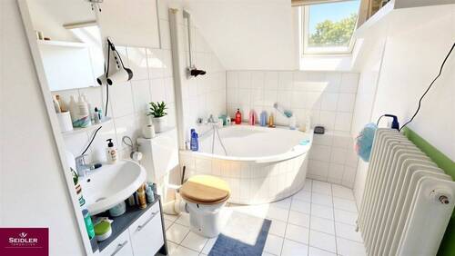 Tageslichtbad mit Eckbadewanne - 