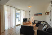 Wohnbereich mit Zugang zum Balkon - 
