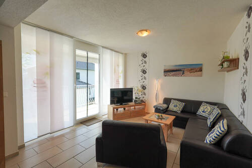 Wohnbereich mit Zugang zum Balkon - 