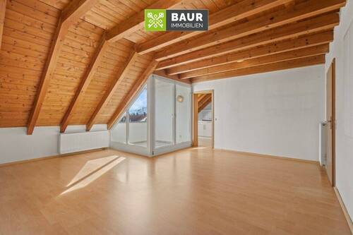 Wohn- und Esszimmer mit Zugang zur Loggia - 