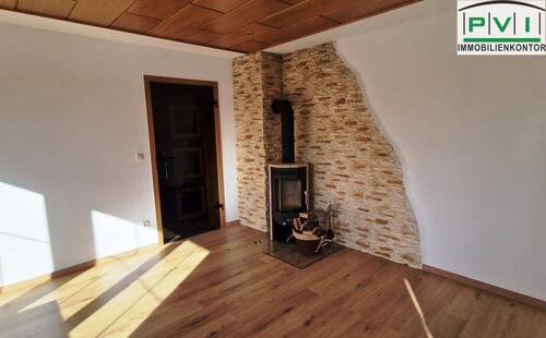 Kaminofen im Wohnzimmer - Sonnenterrasse, Kaminofen, Wohnküche, gr. Bad und und und - Wohnen in Breitenbrunn !