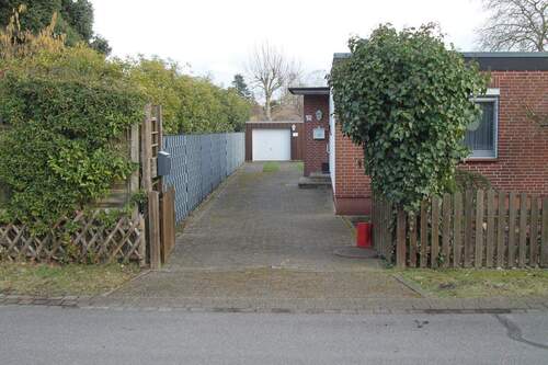 Grundstück Einfahrt - Haus Bungalow in Zentraler-aber Ruhiger und Freundlicher Umgebung