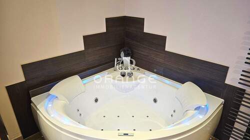EG: Badezimmer m. Whirlpool-Badewanne - 