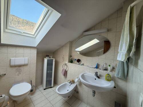 Badezimmer mit Dusche und Badewanne - 