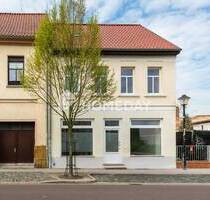 Wohnen und Arbeiten unter einem Dach: Gepflegtes Stadthaus mit Balkon im Herzen von Burg