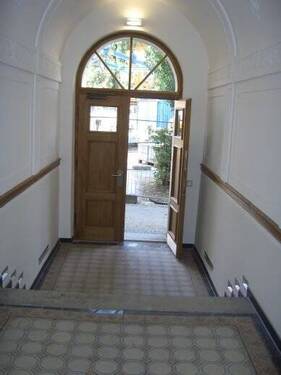Hauseingang - Schöner Altbau..3 Zimmer .....89 qm...300 m zum Rotkreuzplatz....