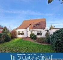 Modernisiertes Wohnhaus mit Bauplatz in zentraler Lage von Rastede